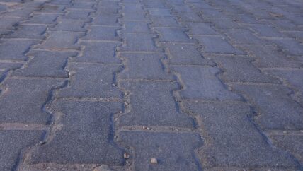 حجارة الأنترلوك بديلا عن الإسفلت داخل المخيمات