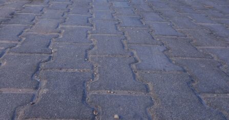 الطرق إلى المخيمات وعرة وفي أسفل سلم الأولويات 