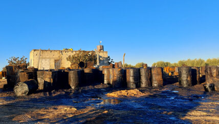 تكرير بدائي لإنتاج الإسفلت في ريف حلب