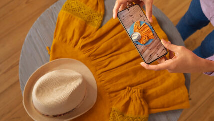 سيدات يمتهن التجارة الإلكترونية عبر واتس آب في أرياف حلب 