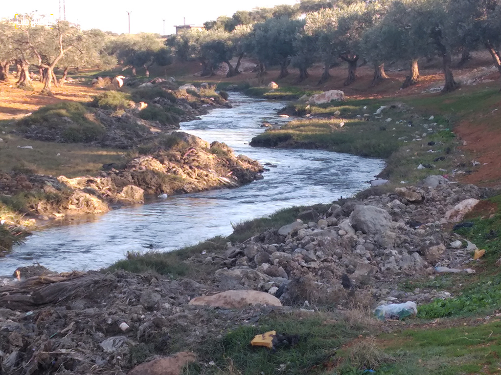 مجرى الصرف الصحي في قرية بابتكة بريف إدلب ما بعد القسم المغطى