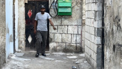 بائع المنظفات الجوال.. “كلّ ما عندي ليس لي”