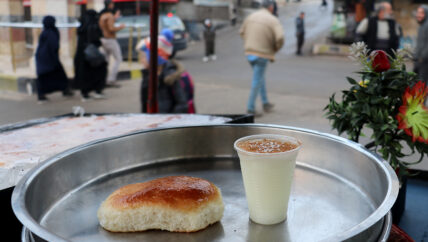 عربة السحلب.. صباحات الفقراء الدافئة