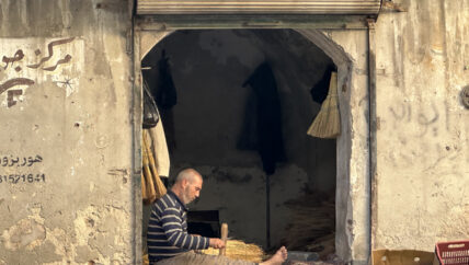 مكانس القش حبيسة الحدود