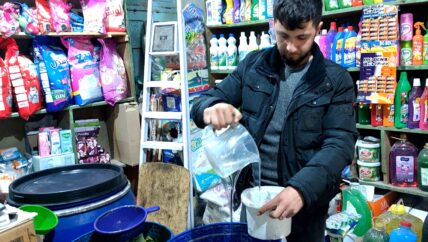 ورش بدائية لصناعة منظفات لا تخضع لمعايير صحية