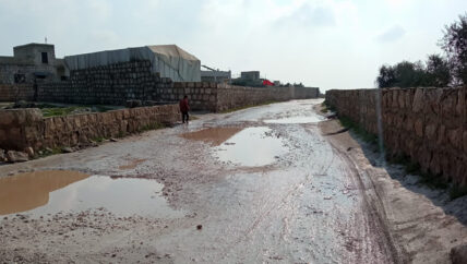 الطرق إلى المخيمات وعرة وفي أسفل سلم الأولويات 