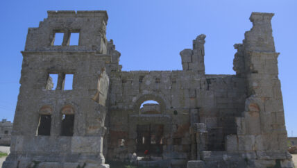 شبان يبحثون عن الأمل في باطن الأرض