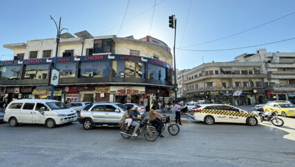 في انتظار الطلاء.. إشارات مرور إدلب دون ممر للمشاة