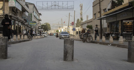 في انتظار الطلاء.. إشارات مرور إدلب دون ممر للمشاة