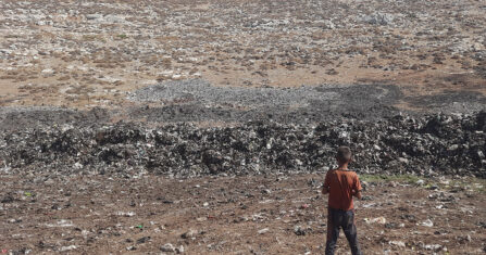 أيادٍ متعبة ونظرات لا ترحم.. حكايات عمال نظافة في إدلب