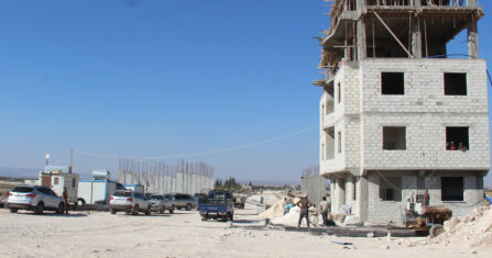 أيادٍ متعبة ونظرات لا ترحم.. حكايات عمال نظافة في إدلب