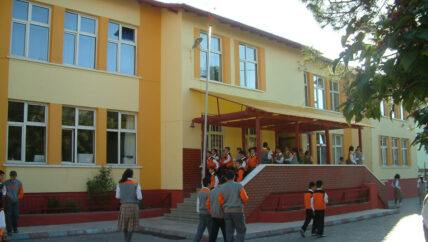 سوريون يبحثون عن مدرسة لأبنائهم في تركيا