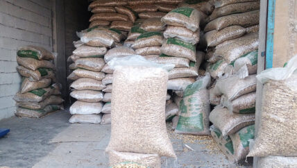 ضعف الإقبال على شراء مواد التدفئة رغم وفرتها