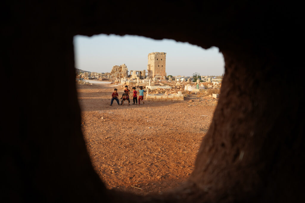 أطفال مخيم الفاروق يلهون ويمرحون بين الآثار والقبور محاولين إشغال وقتهم. آثار سرجبلة 2024 -تصوير: سحر زعتور
