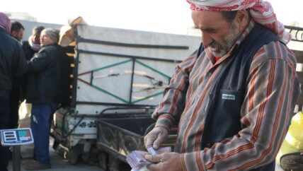 توقف مكاتب الصرافة في حلب يحرم السكان من دعم الحوالات المالية