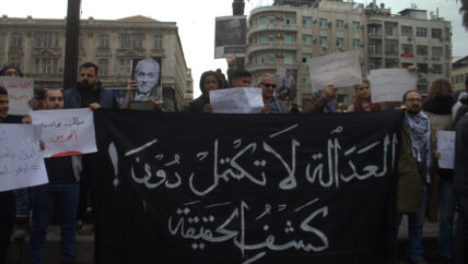 أصوات ذوي معتقلين ومغيبين تعلو في ساحة المرجة