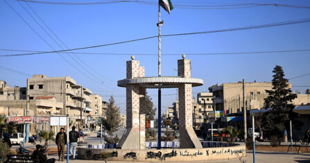 خيمة على باب البيت.. حراسة ذاتية لمنازل منهوبة