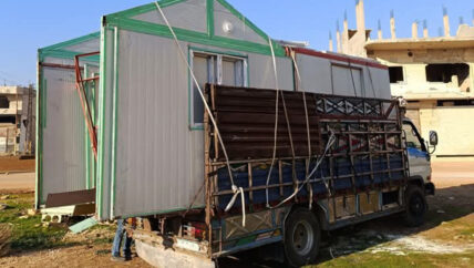 في غياب الإعمار.. كرفانات ومنازل مسبقة الصنع بديل مؤقت للنازحين