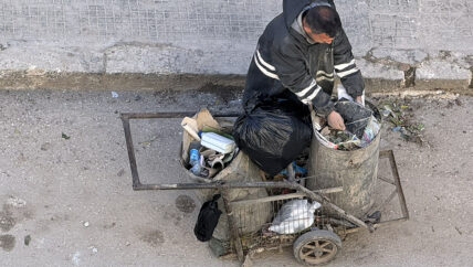 أيادٍ متعبة ونظرات لا ترحم.. حكايات عمال نظافة في إدلب