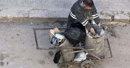 عمال خلف فوارغ البلاستيك.. إصابات مستدامة وحقوق ضائعة