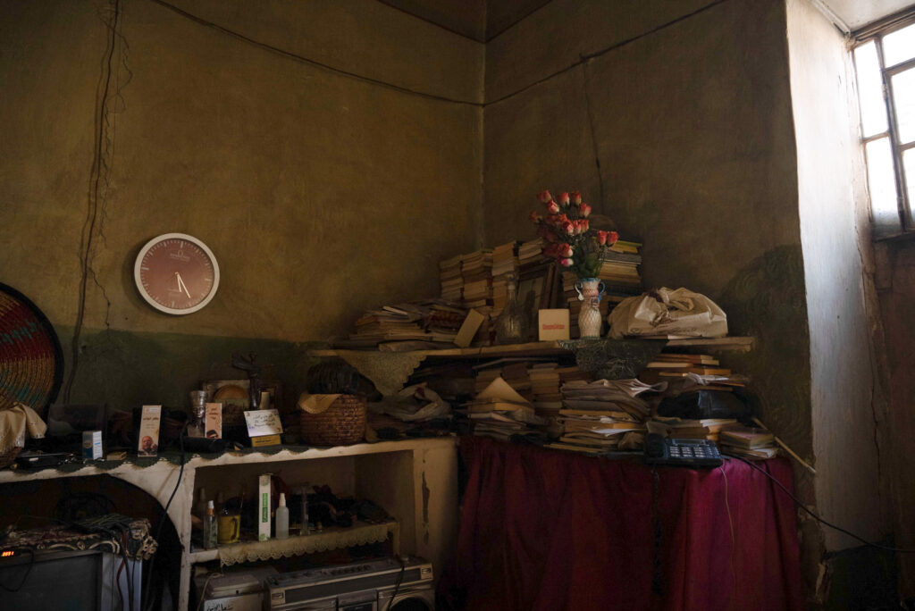 مجموعة من الكتب في إحدى زوايا منزل الكاتبة حسيبة عبد الرحمن، دمشق، كفرسوسة، نيسان 2025- تصوير: رؤى القصير
