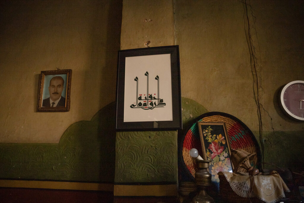 لوحة من إهداء الفنان والخطاط السوري منير الشعراني، دمشق، كفرسوسة، نيسان 2025- تصوير: رؤى القصير
