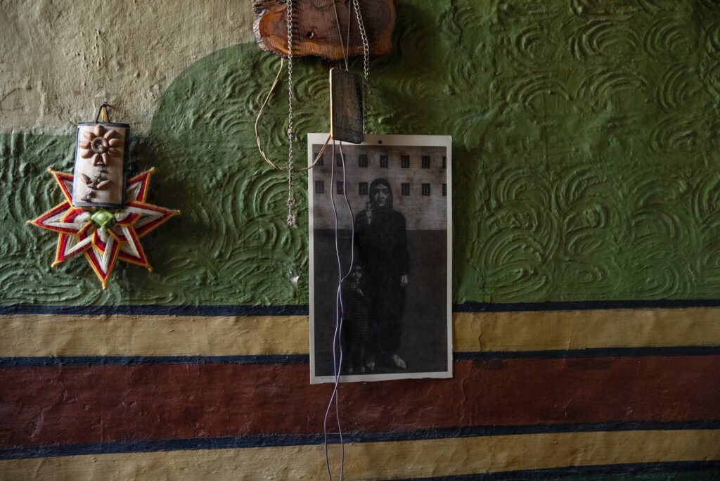  لوحة بعنوان "على باب السجن"، مهداة من الفنان التشكيلي يوسف عبدلكي، دمشق، كفرسوسة نيسان 2025- تصوير رؤى القصير