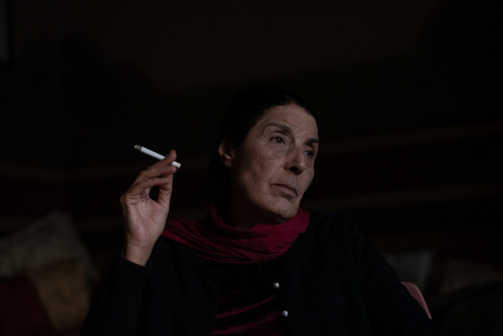 الكاتبة السورية حسيبة عبد الرحمن داخل منزلها، دمشق، كفرسوسة، نيسان 2025- تصوير: رؤى القصير
