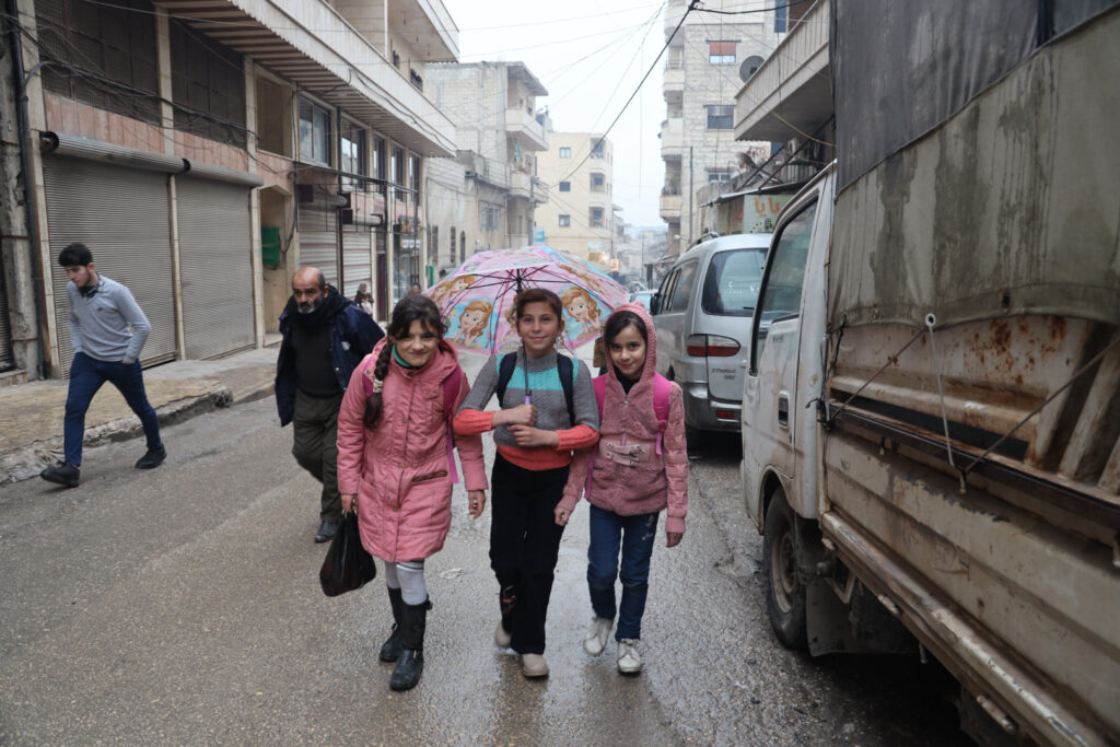 تلميذات مهجرات أثناء عودتهن من المدرسة، مدينة كفرتخاريم غربي إدلب، شباط 2025- تصوير: رهام علي.