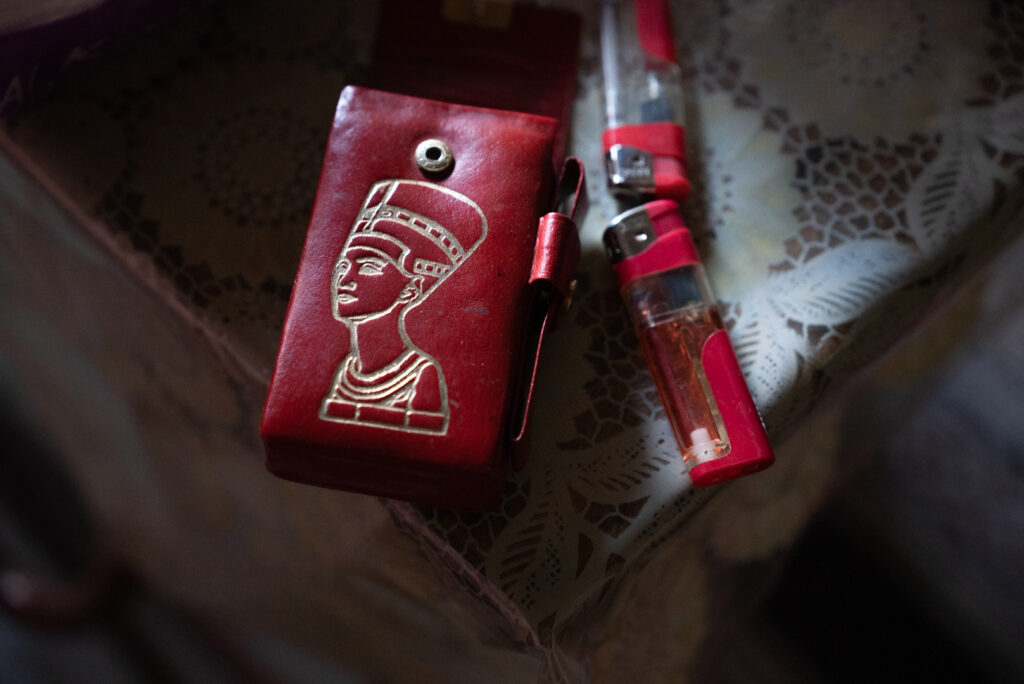 علبة سجائر جلدية حمراء مزينة بنقش لوجه الملكة نفرتيتي، دمشق، كفرسوسة، نيسان 2025- تصوير رؤى القصير