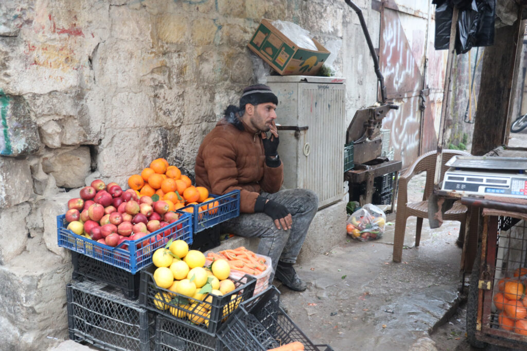 بسطة لبيع الخضار والفاكهة في مدينة كفرتخاريم غربي إدلب، شباط 2025- تصوير: رهام علي.