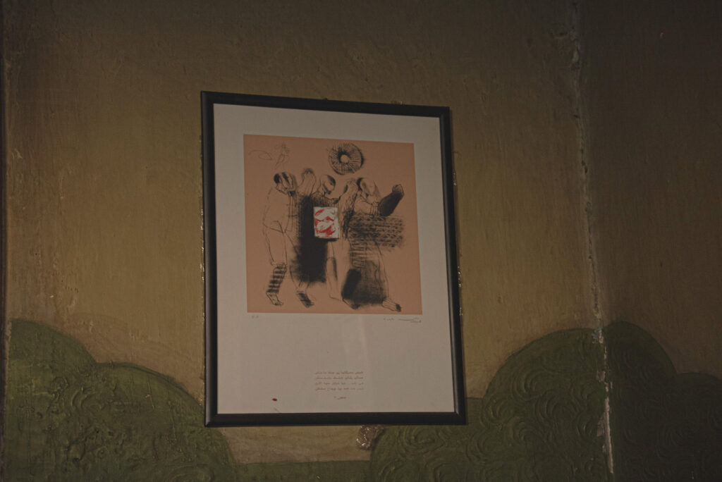 لوحة بعنوان "عبور المقهورين" للفنان يوسف عبدلكي، أسفلها اقتباس من الشاعر محمود درويش، دمشق، كفرسوسة، نيسان 2025- تصوير رؤى القصير
