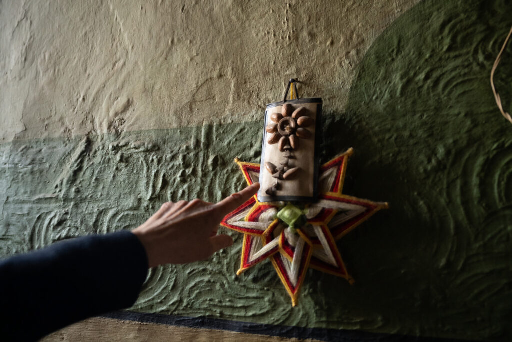 عمل يدوي من الصَّدف أنجزته المناضلة السياسية سميرة الخليل خلال اعتقالها في سجن عدرا النسائي، دمشق، كفرسوسة، نيسان 2025- تصوير رؤى القصير
