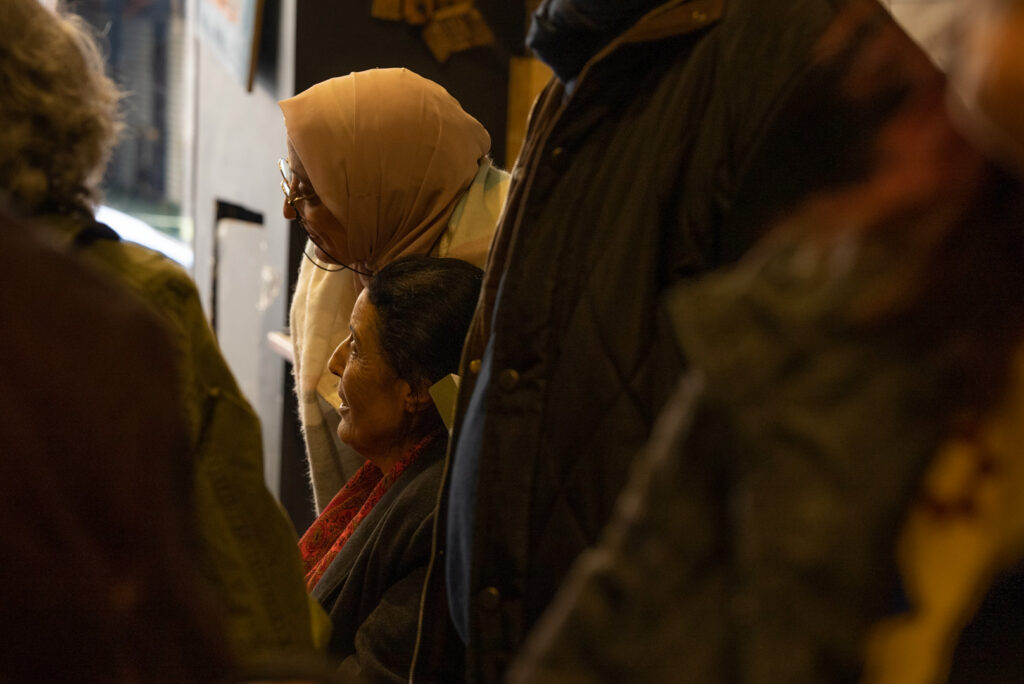 الكاتبة حسيبة عبد الرحمن توقّع نسخًا من روايتها "السماق المرّ" خلال حفل إطلاقها في مقهى الروضة وسط دمشق، نيسان 2025- تصوير: رؤى القصير