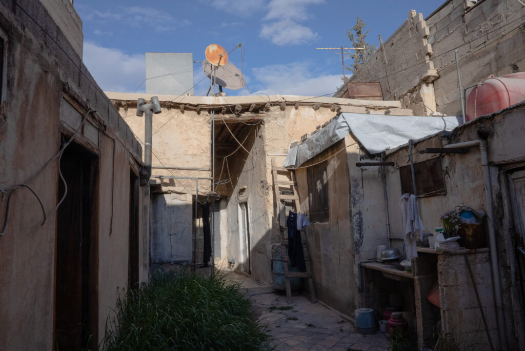 منزل الكاتبة السورية حسيبة عبد الرحمن، دمشق، كفرسوسة، نيسان 2025-تصوير: رؤى القصير
