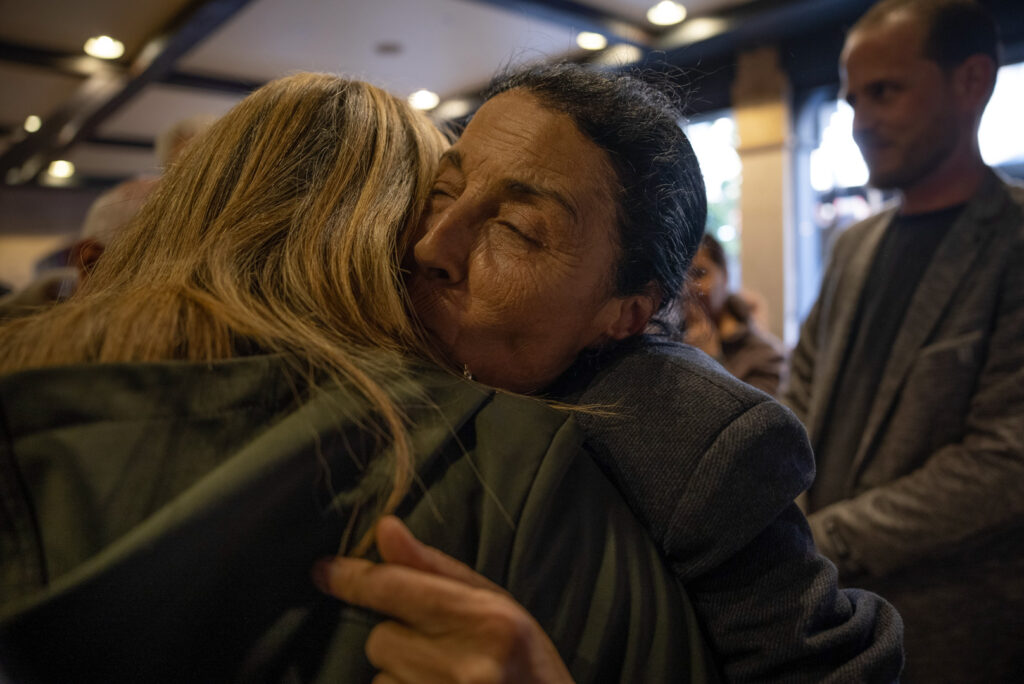 الكاتبة حسيبة عبد الرحمن تستقبل الأصدقاء في حفل إطلاق روايتها "السماق المر"، دمشق، نيسان 2025- تصوير: رؤى القصير
