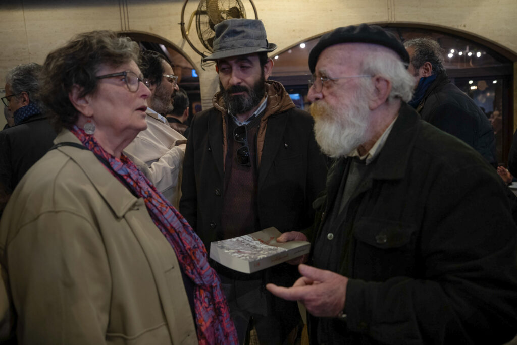 الفنان منير شعراني، مصمّم غلاف كتاب "السماق المر"، دمشق، نيسان 2025- تصوير: رؤى القصير
