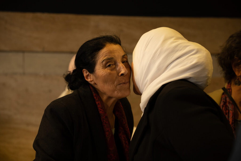 الكاتبة السورية حسيبة عبد الرحمن تستقبل المهنّئين بإصدار كتاب "السماق المر"، دمشق، نيسان 2025- تصوير: رؤى القصير
