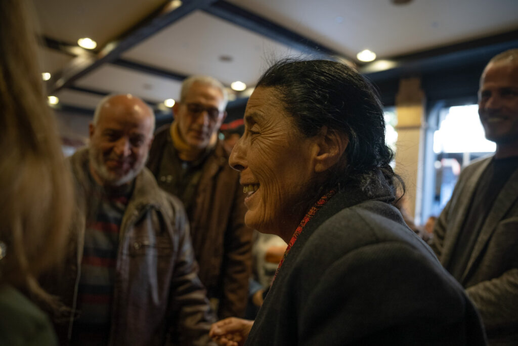 الكاتبة حسيبة عبد الرحمن رفقة المهنّئين بإطلاق رواية "السماق المرّ" في مقهى الروضة الشهير وسط العاصمة، دمشق، نيسان 2025- تصوير: رؤى القصير