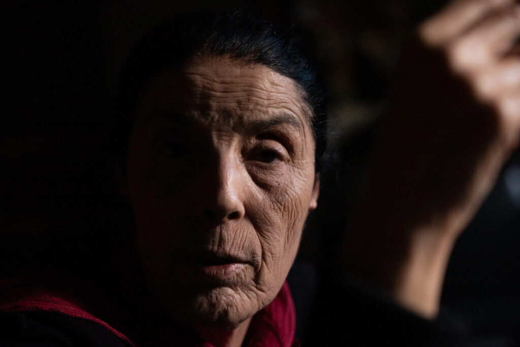 الكاتبة حسيبة عبد الرحمن، أثناء حديثها عن لحظات كتابة روايتها "السماق المرّ"، دمشق، نيسان 2025- تصوير: رؤى القصير