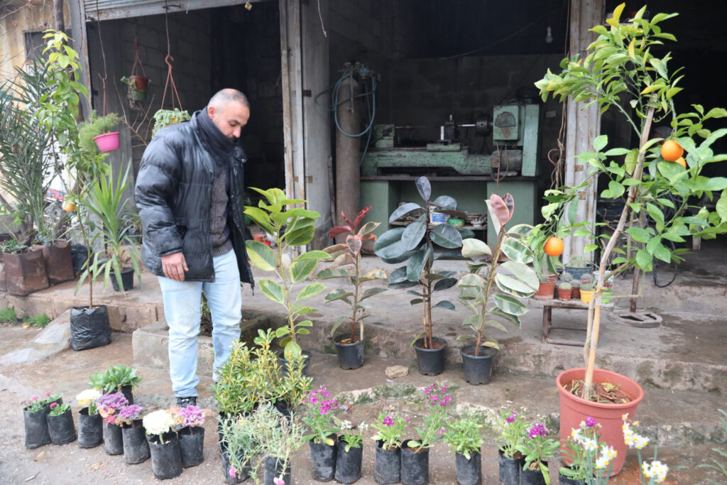 أيمن خربطلي، بائع ورد في مدينة كفرتخاريم غربي إدلب، شباط 2025- تصوير: رهام علي.