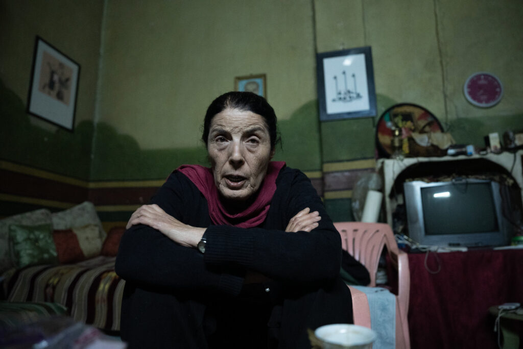 أثناء النقاش مع الكاتبة السورية حسيبة عبد الرحمن عن مستقبل سوريا، دمشق، كفرسوسة، نيسان 2025- تصوير: رؤى القصير