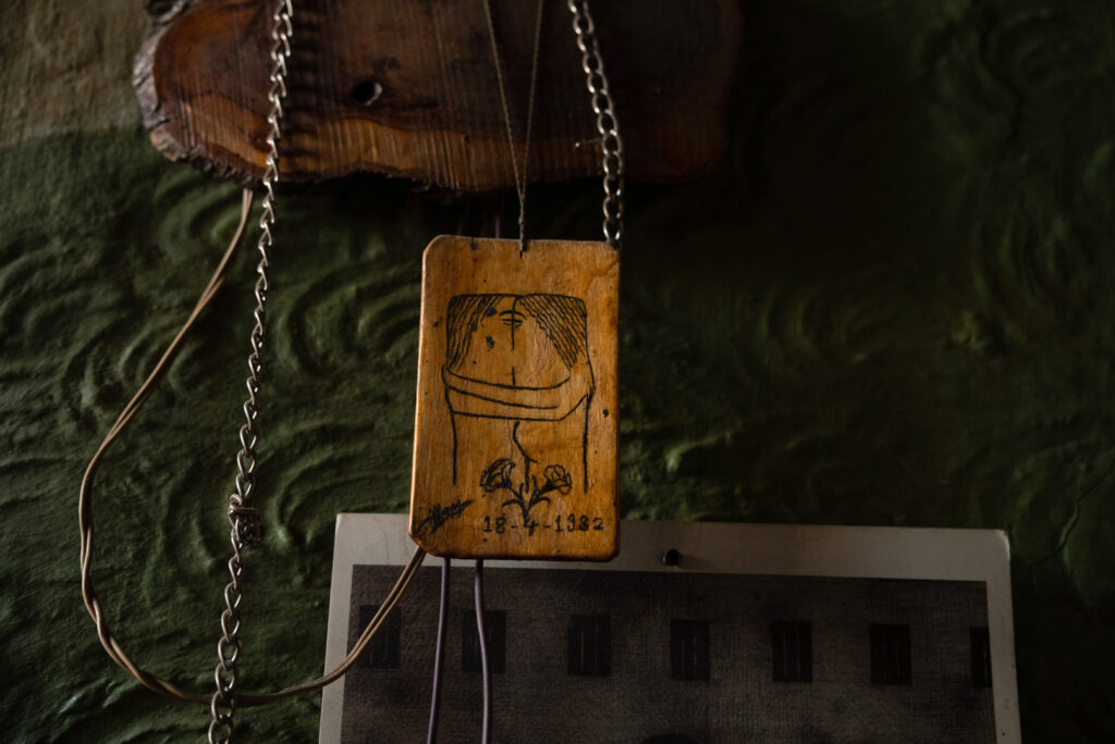 هدية تذكارية صُنعت يدويًا داخل سجن صيدنايا بتاريخ 18 نيسان 1982، دمشق، كفرسوسة، نيسان 2025- تصوير: رؤى القصير