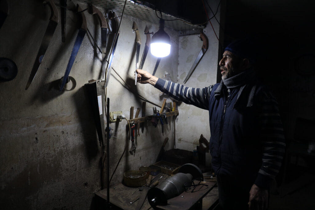 عبد المجيد قرقجية، أبو نذير يعرض مناشير يدوية من تصنيعه، كفر تخاريم غربي إدلب، شباط 2025- تصوير: رهام علي.