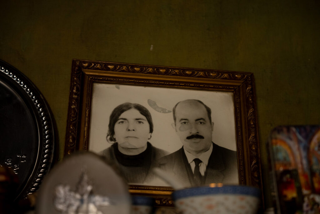 صورة والديّ الكاتبة السورية حسيبة عبد الرحمن، دمشق، كفرسوسة، نيسان 2025- تصوير: رؤى القصير
