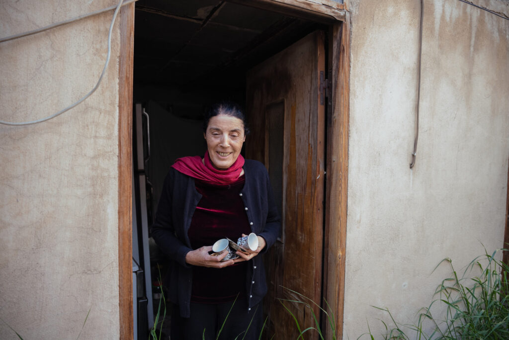 الكاتبة حسيبة عبد الرحمن داخل منزلها، دمشق، كفرسوسة، نيسان 2025- تصوير: رؤى القصير