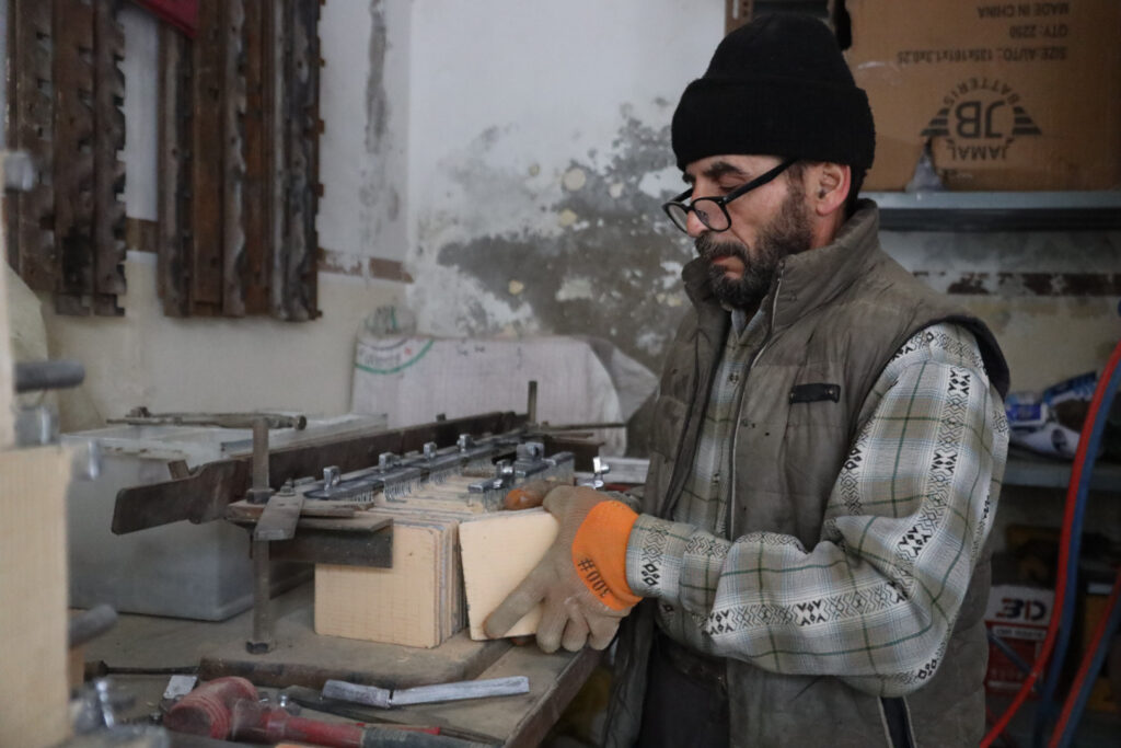 إياد الموصللي، يصنّع بطاريات يدوياً، مدينة كفرتخاريم غربي إدلب، شباط 2025- تصوير: رهام علي.