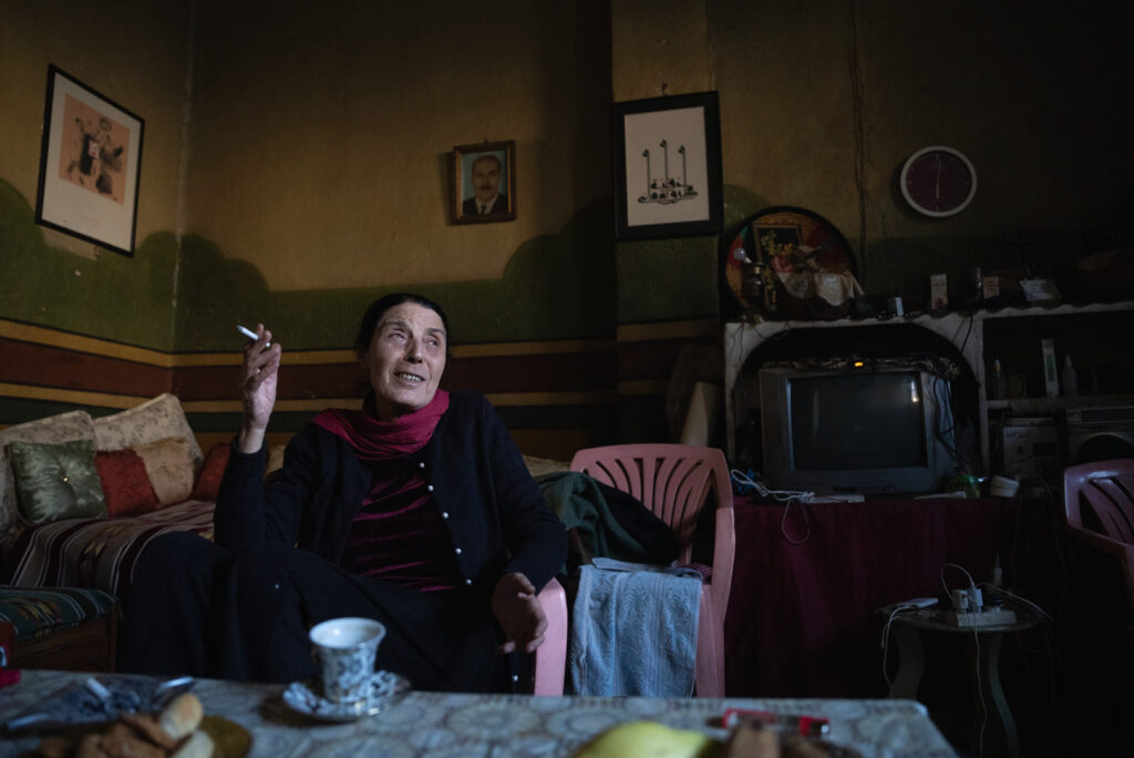 الكاتبة حسيبة عبد الرحمن، أثناء مرور سرب حمام قريب من المنزل، دمشق، كفرسوسة، نيسان 2025- تصوير: رؤى القصير
