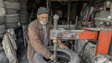 أبو محمود الكومجي.. اسم لا يفارق المهنة منذ نصف قرن