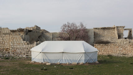خيمة على باب البيت.. حراسة ذاتية لمنازل منهوبة